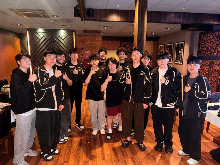 LOUD分享照片：和GEN选手们一起聚餐